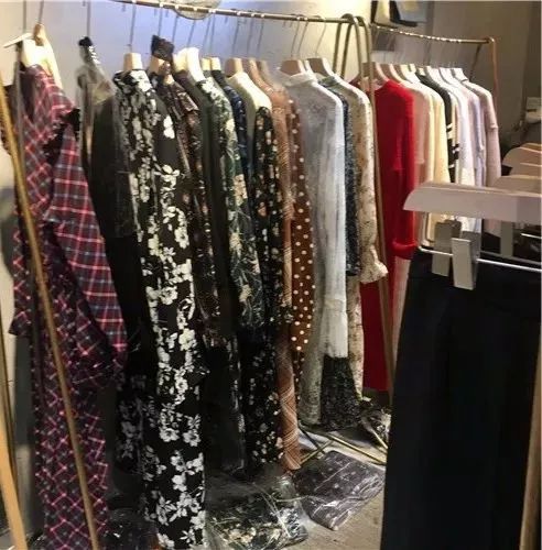 杭州清倉大促 圍巾10元，衣服20元，鞋帽零售季如白撿般狂潮